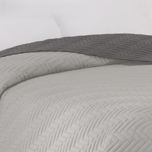 Cubrecama Acolchado Hipoalergénico Gris de Poliéster con Patrón, Lavable a Máquina, Edredón de Invierno Tamaño Queen - Product Image 3
