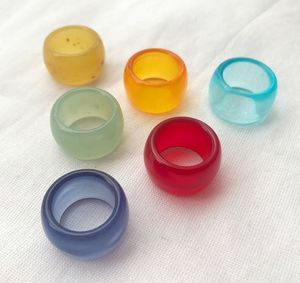 Anneaux de serviette contemporains faits à la main et personnalisables en résine pour la mise en scène de tables à manger modernes et de fêtes - Product Image 5