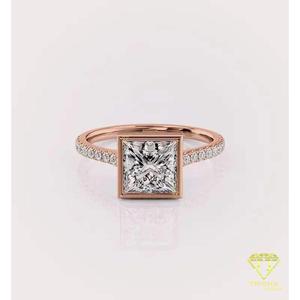 Bague de fiançailles minimaliste en or jaune avec diamant de laboratoire taille princesse serti clos et bande pavée de diamants, pour mariage - Product Image 2
