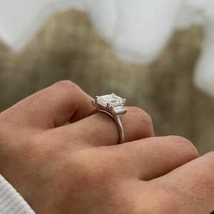 Anillo de Tres Piedras con Diamantes de Corte Esmeralda y Baguette de 3 Quilates, Anillo Trilogía de Oro Blanco de 14k/18k, Certificado IGI - Product Image 2