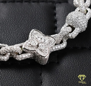 Exclusiva Pulsera Clover Link con Diamantes Moissanite, con Motivos Florales Brillantes y un Brillo Similar al de los Diamantes, un Accesorio de Lujo - Product Image 3