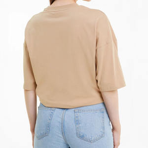 Camiseta de estilo urbano de manga corta, cuello redondo, corte relajado, diseño moderno, transpirable y cómoda para mujer con logo personalizado. - Product Image 2