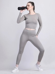 Ensemble de yoga tendance pour femme en polyester et élasthanne, débardeur extensible et leggings de compression taille haute élastique, personnalisable - Product Image 3