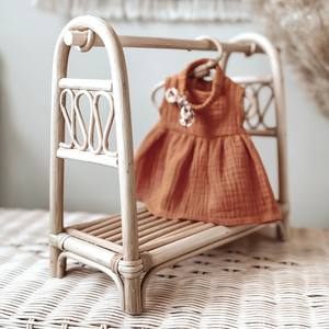 Suministro directo de fábrica, perchero para muñecas hecho a mano, percheros de ratán de alta calidad para ropa de muñecas - Product Image 4