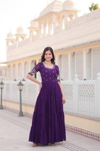Ensemble Kurta long violet en rayonne pour femme avec broderie, coupe ample, tenue de mariage traditionnelle style Inde Pakistan - Product Image 2