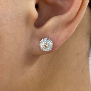 Boucles d'oreilles de luxe en diamant de laboratoire rond brillant de 2 carats, montées en clos, certifiées IGI, en or 10K, 14K, 18K, vente en gros - Product Image 3