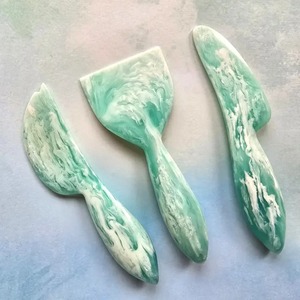 Ensemble de couteaux à fromage en résine, texture marbrée, motif tourbillon aquatique, couleur personnalisée, finition mate, haute qualité, passe au lave-vaisselle, compatible micro-ondes - Product Image 3