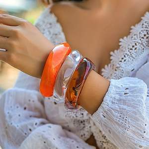 Bijoux en résine au design unique pour femmes, à porter au quotidien, bagues de main larges en acrylique géométrique irrégulier, manchettes de poignet épaisses et colorées - Product Image 6