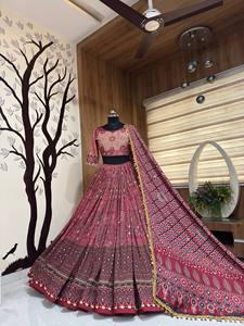 Lehenga Choli en coton mousseline épais avec broderie miroir véritable, entièrement cousu, avec jupe évasée de 4 mètres et dupatta en dentelle à 4 côtés avec motifs de pièces de monnaie, tenue ethnique - Product Image 1