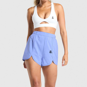 Shorts Deportivos de Cintura Alta para Mujer, Color Sólido, con Logotipo en la Pierna Derecha, 100% Algodón, Anti-Pilling - Product Image 1