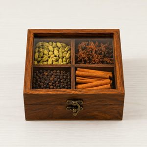 Caja de Especias de Madera con Cuatro Compartimentos y Cuchara de Madera, Diseño Tallado Tradicional para Almacenar Hierbas y Especias - Product Image 3