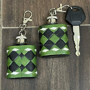 Nouvelle gourde de poche en cuir quadrillé gravé, design exclusif, pour la March Expo, vente en gros, mini gourde personnalisée avec clip porte-clés, idéale pour les cadeaux promotionnels - Product Image 6