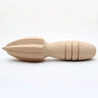 Klassieke houten citroenenpers, handmatige citruspers voor eenvoudige sapextractie zonder knoeien of korrels.