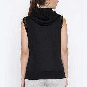 Camiseta sin mangas negra con capucha y bolsillo canguro diseñada para uso deportivo y casual. - Product Image 3