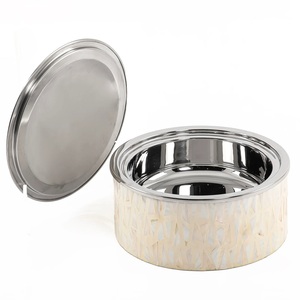Casserole traditionnelle avec un design classique et un matériau en acier inoxydable de qualité supérieure pour garder les aliments au chaud et frais pendant des heures - Product Image 6