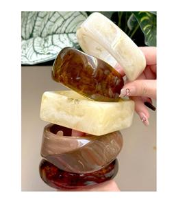 Bracelet en résine poli à la main pour femme, bijoux de mode, cadeau idéal pour fête, mariage, anniversaire - Vente chaude du fabricant en gros - Product Image 1