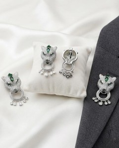 Broche de animal de cristal chapado en rodio con diseño colgante, elegante pin de solapa con circonitas, joyería para mujer y para mí - Product Image 1