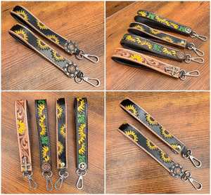 Nouveau porte-clés en cuir personnalisé fait à la main usiné à la main pour les femmes boucle élégante à anneau en D avec bracelet en métal Concho - Product Image 3