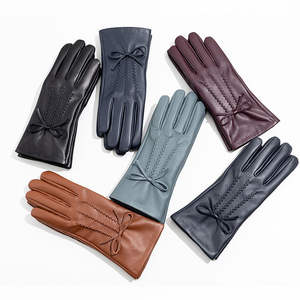 Robe en peau de mouton véritable pour femme avec doublure en cachemire, gants élégants en cuir pour les occasions festives - Product Image 6