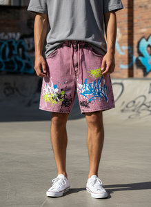 Shorts amples rose délavé pour homme, style streetwear, avec taille élastique et logo frontal. 100% coton, design respirant - Product Image 6