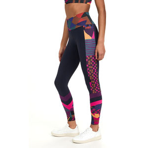 Encuentra leggings de yoga de cintura alta con efecto fruncido en el trasero, de spandex y poliéster, personalizados para mujer, sin costuras, para deporte y fitness. - Product Image 3