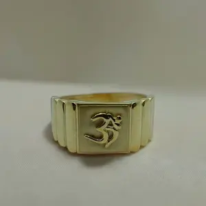 Anillo de Dedo Religioso Clásico de Joyería India de Oro, Diseño de Panel Liso, Anillo Om Tradicional de Oro de 22K para Hombre - Product Image 3