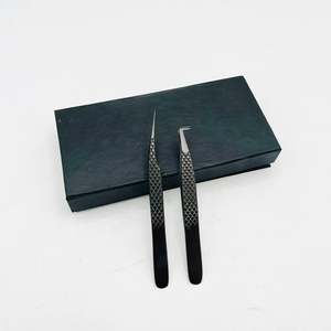 Pinzas para Extensión de Pestañas Tipo L en Negro Mate, Acero Sostenible, Agarre de Diamante, Agarre Fuerte, Punta Suave, Precios al por Mayor - Product Image 1