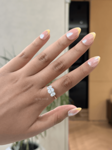 Anillo de compromiso clásico de oro de 18 quilates premium con tres diamantes ovalados cultivados en laboratorio de 2.962 CT para mujer, anillo de promesa de aniversario nupcial, talla US 6 - Product Image 1