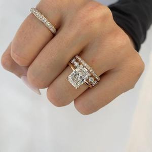 Magnifique ensemble de bagues à trois bandes en or massif 14 carats avec diamant taille radiant de 3,00 carats, cultivé en laboratoire, idéal pour mariage, fiançailles, fête ou comme cadeau pour amis. - Product Image 2