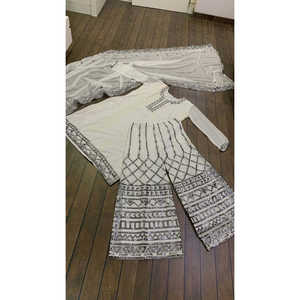 Ensemble de costume de soirée pour femmes avec des motifs en sequins et des applications en papier - Product Image 3