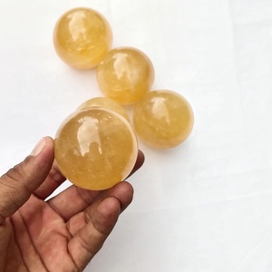 หินแคลไซต์สีเหลืองธรรมชาติคุณภาพพรีเมียม ทรงกลม แกะสลักด้วยมือ เสริมฮวงจุ้ย ความรัก บำบัดรักษา ตกแต่งบ้าน - Product Image 1