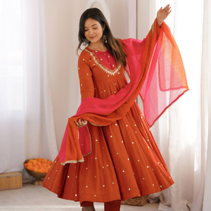 Conjunto de vestido Anarkali de seda romana de diseñador con bordados, lentejuelas y trabajo con espejos reales es un atuendo étnico de lujo. - Product Image 6