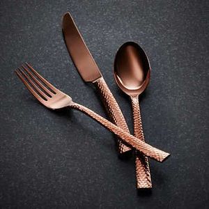 Juego de cubiertos metálicos artísticos que aportan un toque decorativo a las mesas de comedor sin perder la resistencia y la utilidad. - Product Image 1