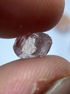 พลอยโทแพซสีชมพูธรรมชาติแบบหยาบ เกรดเจียระไน คุณภาพสำหรับทำเครื่องประดับ - Product Image 4