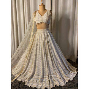 ชุดเลเฮนกาโชลีสีขาวสุดหรู พร้อมงานปักทอง ผ้าฝ้าย สำหรับงานปาร์ตี้และงานหมั้นแบบดั้งเดิมสำหรับเด็กผู้หญิง - Product Image 2