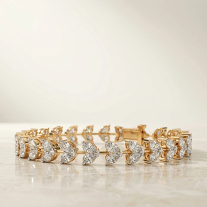 Exquisita Pulsera de Diamantes Cultivados en Laboratorio con Forma de Doble Corazón, Diseño en Oro Amarillo - Product Image 1