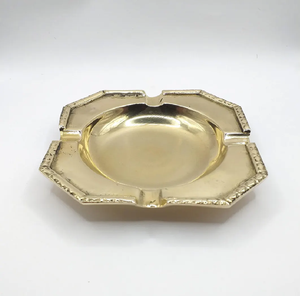 Cendrier carré élégant en laiton avec des sculptures florales ornées sur une base en bois, disponible à prix de gros. - Product Image 5