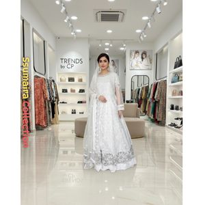 Collection SSUMAIRA - Élégante robe Anarkali en organza brodée blanche, robe pakistanaise de luxe de longueur régulière, robe maxi Chikankari - Product Image 1