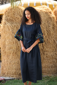 Nuevo Vestido Midi de Lino Negro con Mangas Acampanadas Bordadas y Flores Hechas a Mano, Elegante Vestido Tipo Túnica Boho con Cuello Barco y Corte en A - Product Image 6