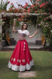 Lehenga Choli de seda romana para mujer, falda con rayas y trabajo de espejo, vestido tradicional para la fiesta de Navratri - Product Image 2