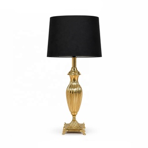 Lámpara de Mesa Regent de Metal Acanalado con Pantalla de Tela Negra, Acabado Dorado Antiguo, Base de Pedestal Ornamentada para Decoración de Hogar de Lujo - Product Image 2