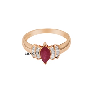 Bague en or jaune 14 carats avec rubis marquise naturel et diamants baguette superposés, Memoria Jewels, vente en gros - Product Image 2