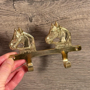 Gancho de latón para llaves con grabados intrincados de diseño de caballo y diseño de rieles perfectos - Product Image 1
