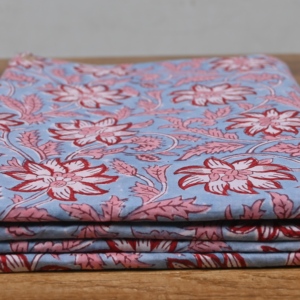 Tissu en coton imprimé à la main motif floral bleu de designer, motif de fleurs rouges et de feuilles roses pour robes, kurtis, coussins - Product Image 4