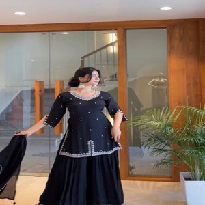 Ensemble haut et pantalon Plazo en georgette épaisse pour femme VASTRA COTTAGE avec broderie, sequins et dupatta en organza fantaisie en dentelle - Product Image 3