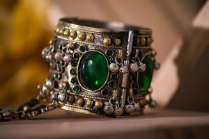 Magnifique bracelet à pampilles avec pièces afghanes, orné de plusieurs rangs de pièces et de délicates chaînes à maillons pour un style tribal spectaculaire. - Product Image 5