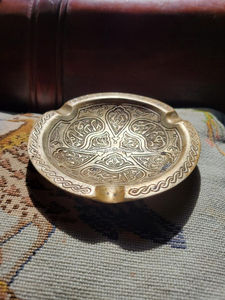 Cendrier élégant en laiton avec repose-cigare et motif oriental gravé – Cendrier en laiton antirouille pour la maison, le bureau, le bar, le comptoir - Product Image 1
