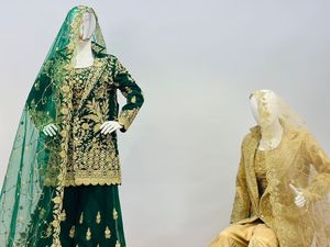 Vêtements de fête et de mariage élégants: ensemble de mariée complet et lourd avec Net Lehenga, pierres Jarkan et 5 motifs d'hiver uniques - Product Image 3
