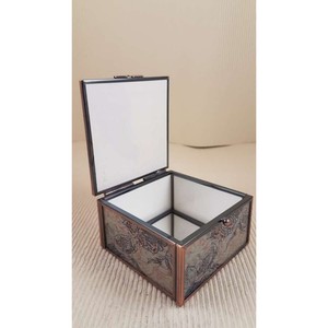 Boîte à bijoux carrée de style vintage avec un motif paon, en verre et métal - Product Image 6
