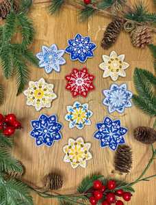 Ornement de Noël suspendu en coton brodé fait main - Décoration festive durable, écologique et colorée de 15 cm pour la maison - Product Image 4
